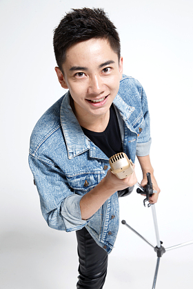 青年男人唱歌图片