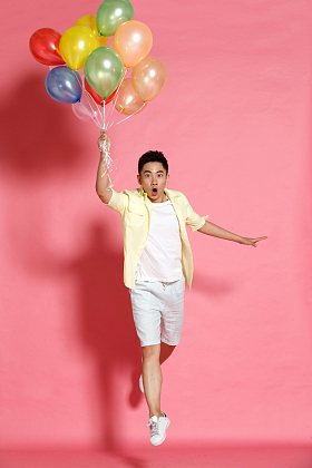 青年男人拿着气球