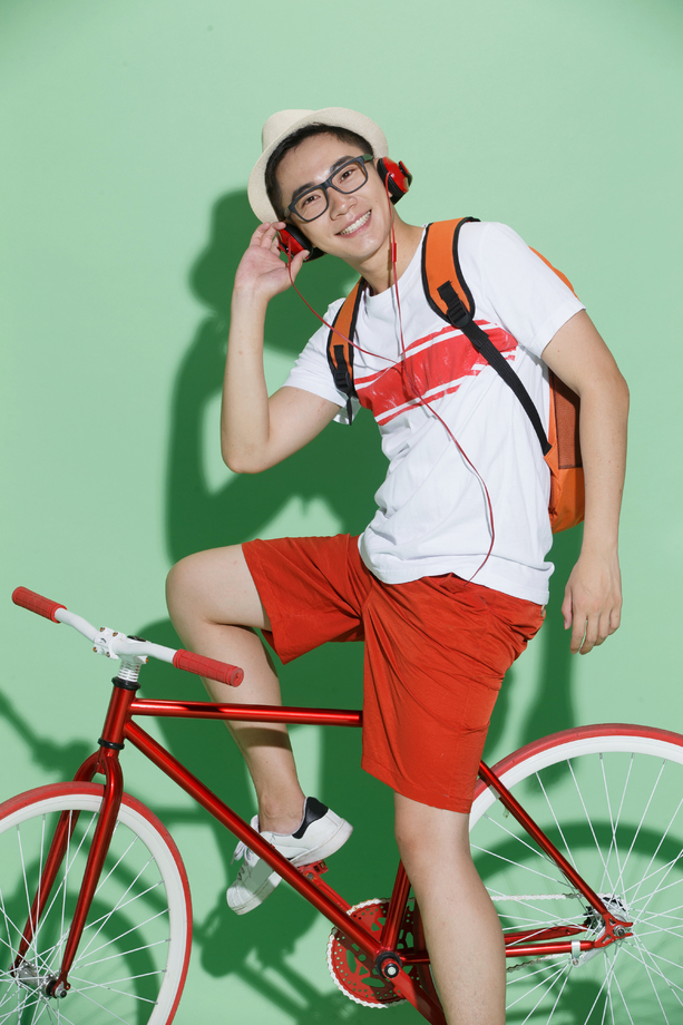 青年男人骑自行车照片