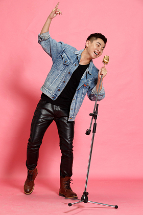 青年男人唱歌图片