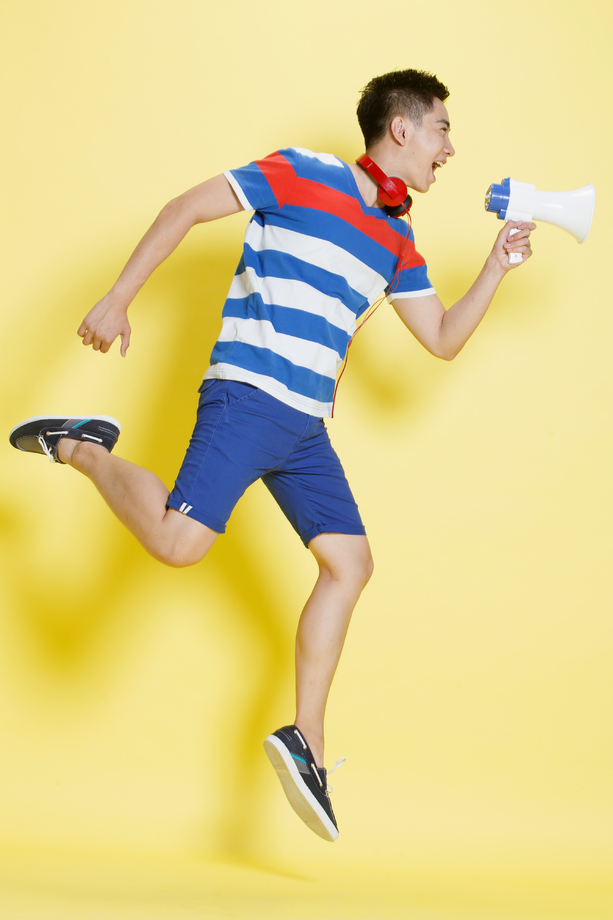 青年男人拿着扩音器呼喊 青年男人拿着扩音器呼喊