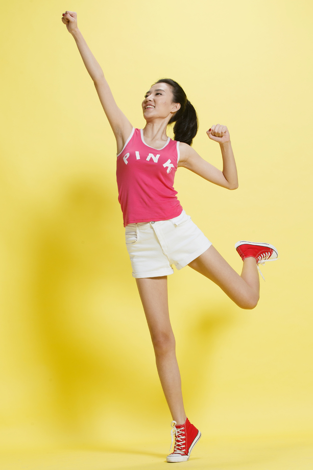 时尚活力的青年女人照片