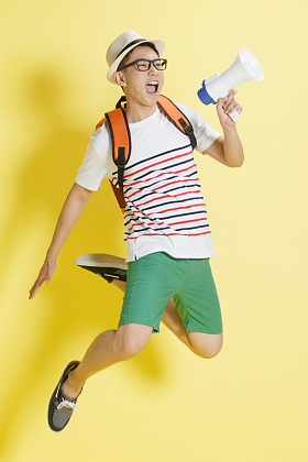 青年男人拿着扩音器呼喊