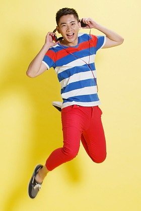 欢乐的青年男人图片