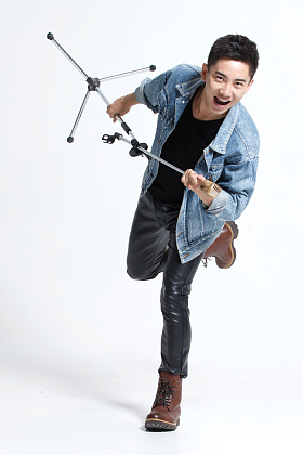 青年男人唱歌图片