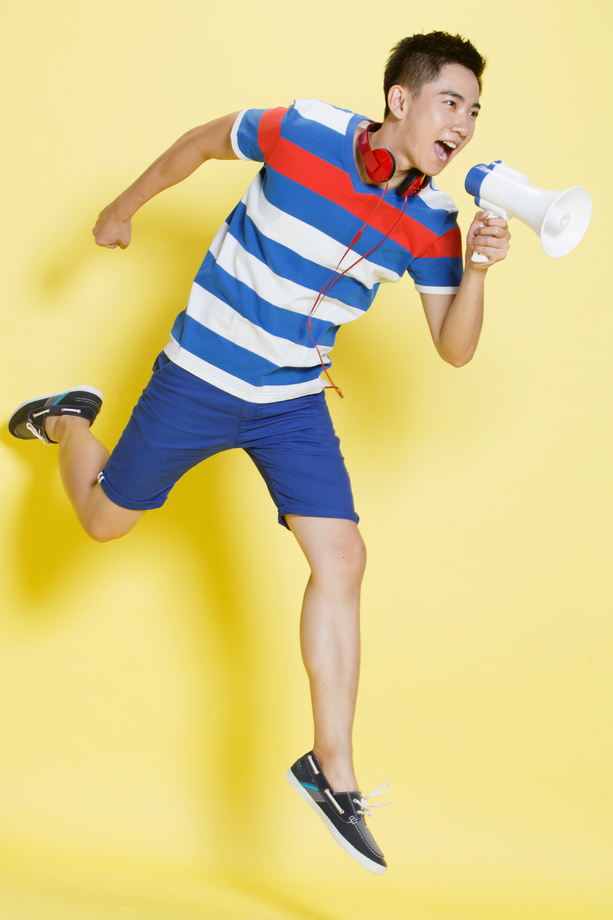 青年男人拿着扩音器呼喊 青年男人拿着扩音器呼喊