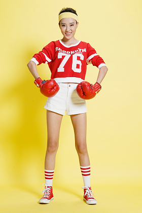 青年女人戴着拳击手套照片