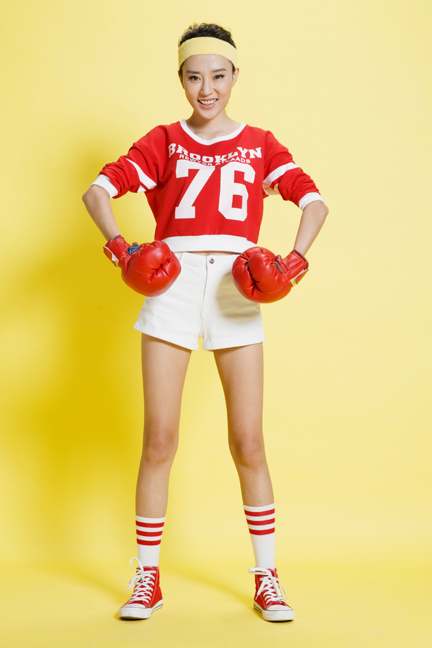 青年女人戴着拳击手套照片 青年女人戴着拳击手套照片