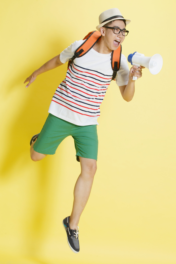 青年男人拿着扩音器呼喊 青年男人拿着扩音器呼喊