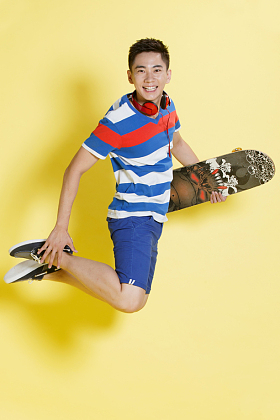 青年男人拿着滑板图片