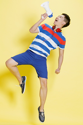 青年男人拿着扩音器呼喊