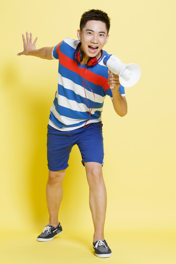 青年男人拿着扩音器呼喊 青年男人拿着扩音器呼喊