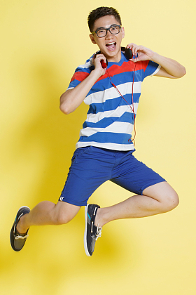 欢乐的青年男人图片