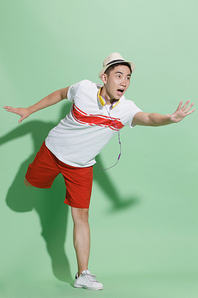 青年男人做手势