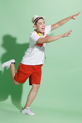 青年男人做手势图片