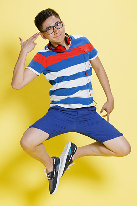 欢乐的青年男人照片