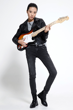 青年女人弹吉他