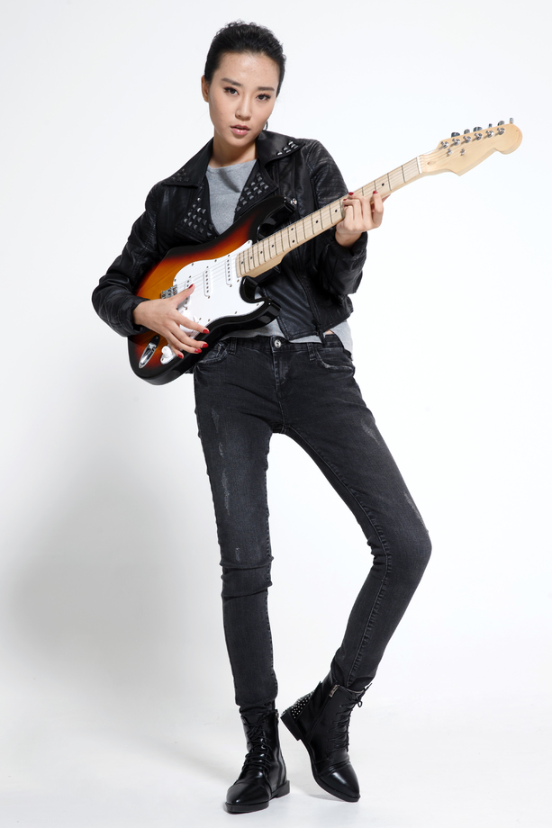 青年女人弹吉他 青年女人弹吉他