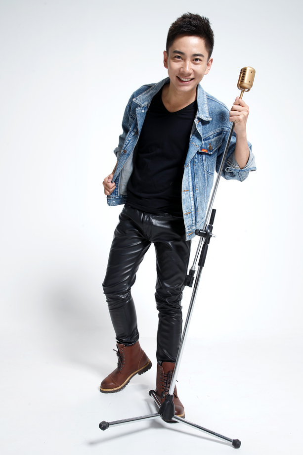 青年男人唱歌图片