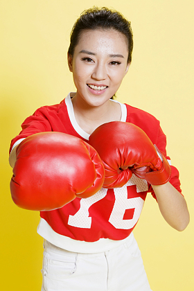 青年女人戴着拳击手套图片