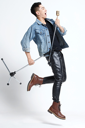 青年男人唱歌图片