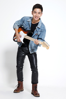 青年男人弹吉他照片