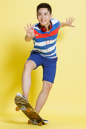 青年男人滑板运动