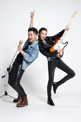 时尚的青年男女唱