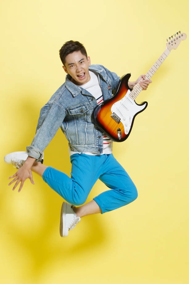 青年男人弹吉他图片 青年男人弹吉他图片