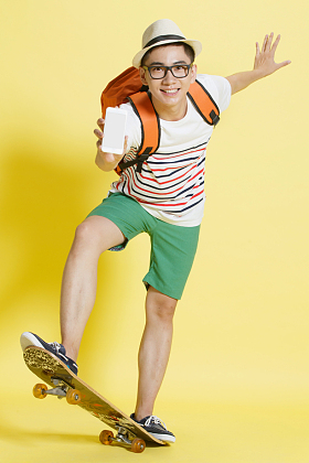 青年男人滑板运动