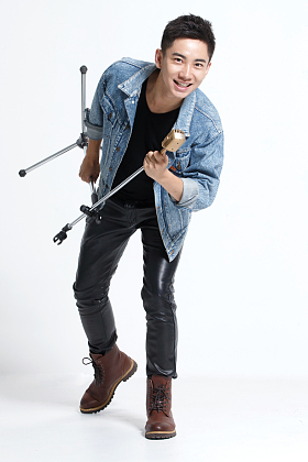 青年男人唱歌图片