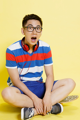 表情惊讶的青年男人