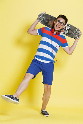 青年男人拿着滑板