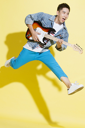 青年男人弹吉他照片