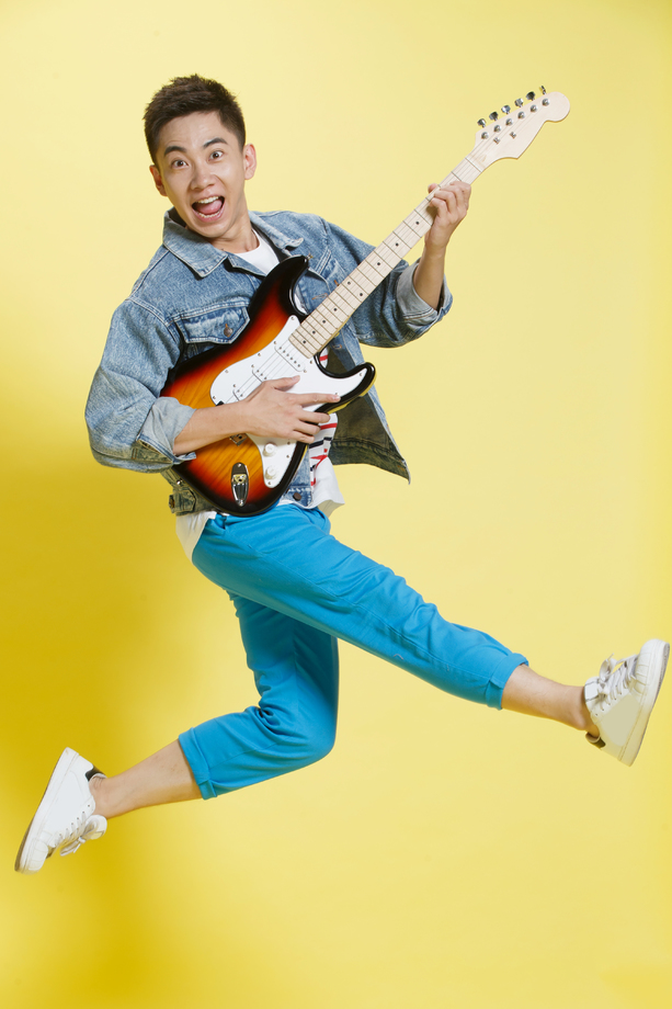 青年男人弹吉他 青年男人弹吉他