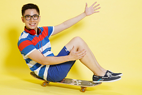 青年男人滑板运动图片