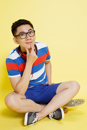 休闲的青年男人