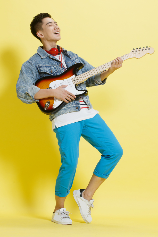 青年男人弹吉他