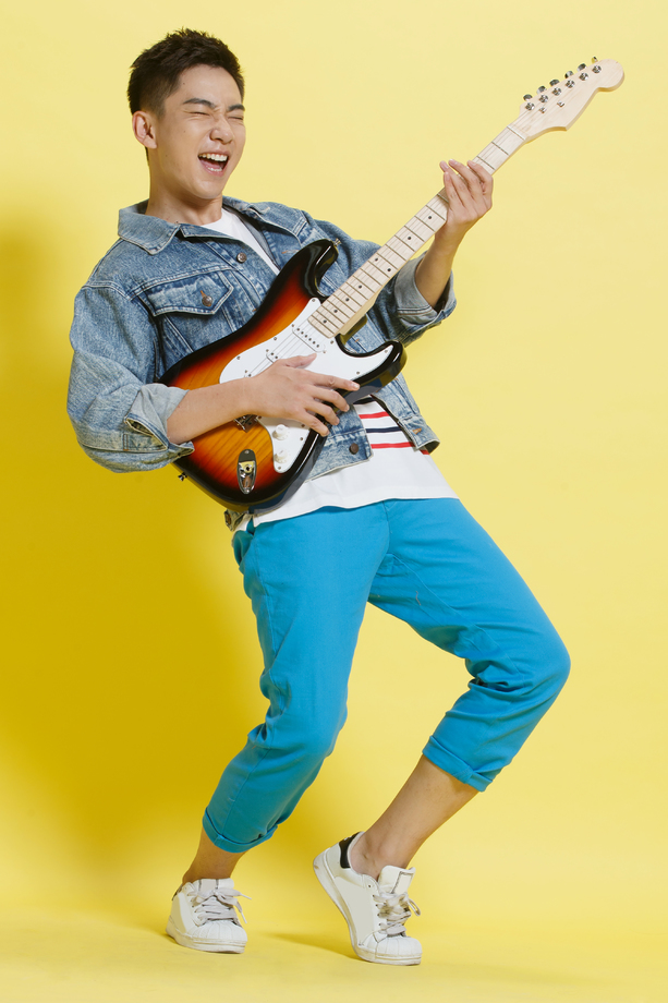 青年男人弹吉他 青年男人弹吉他