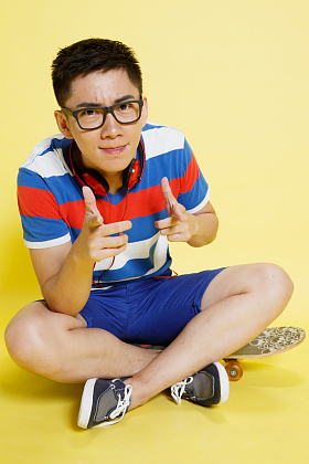 休闲的青年男人图片