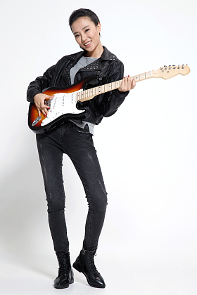 青年女人弹吉他