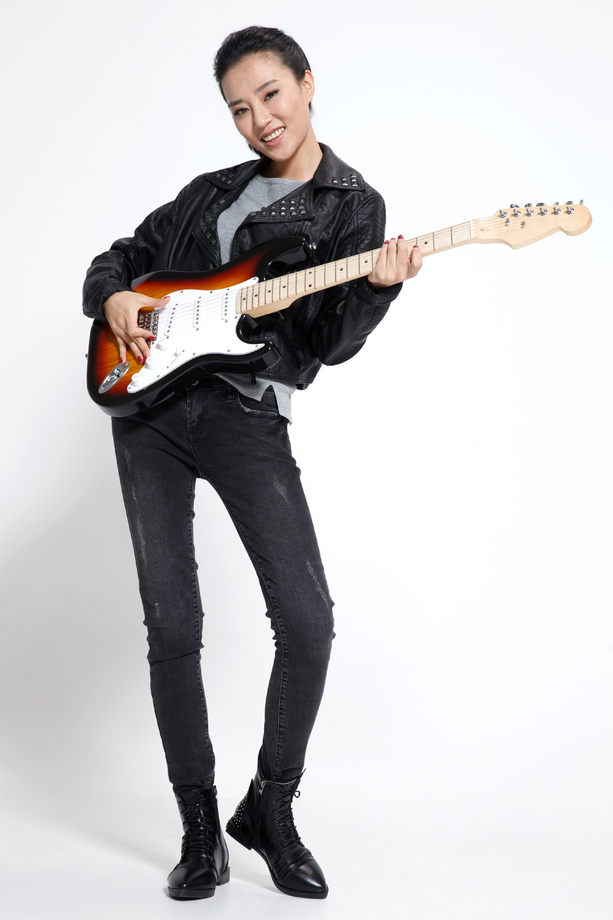 青年女人弹吉他 青年女人弹吉他