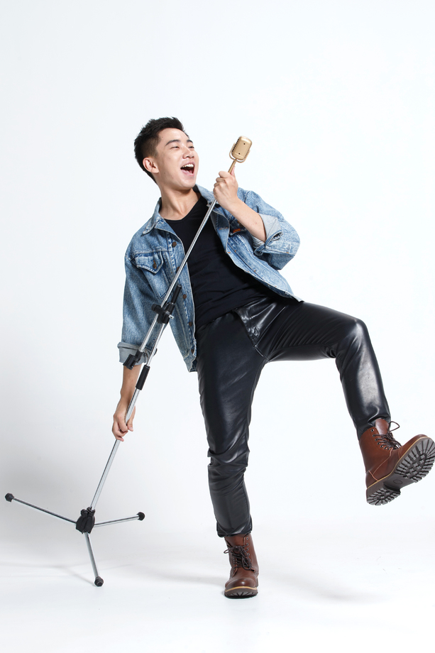 青年男人唱歌图片