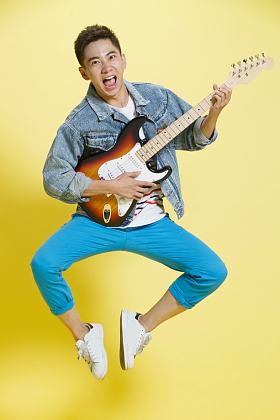 青年男人弹吉他