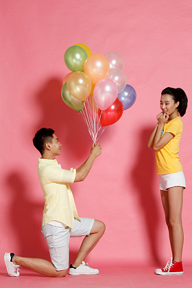 青年男人向青年女人求