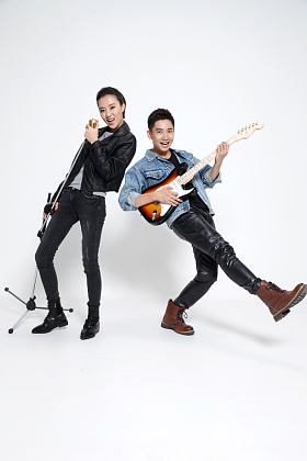 时尚的青年男女唱