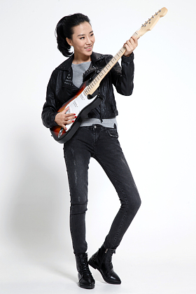 青年女人弹吉他