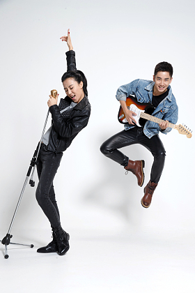 时尚的青年男女唱