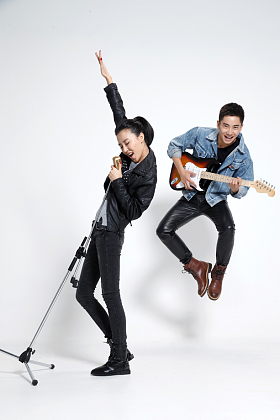 时尚的青年男女唱
