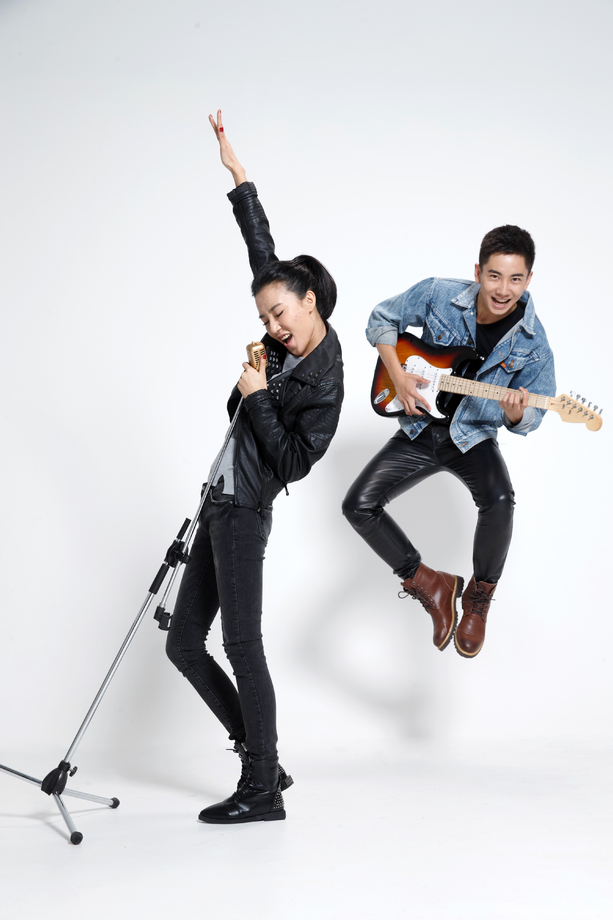 时尚的青年男女唱 时尚的青年男女唱
